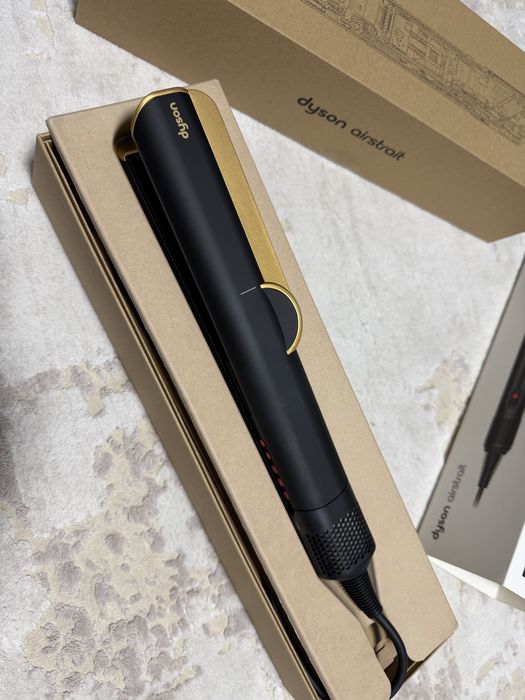 Dyson Airstrait HT01 Onyx Gold