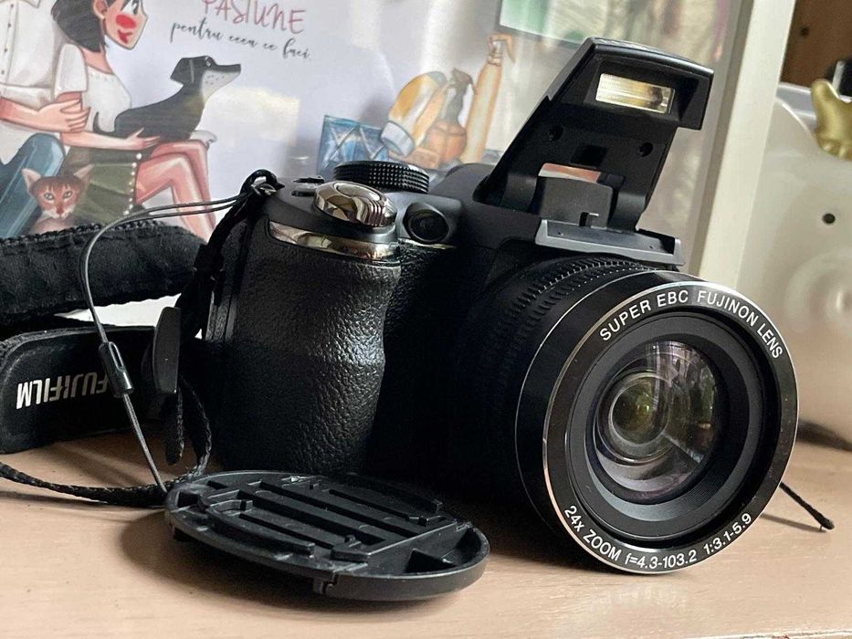 Aparat foto Fujifilm FinePix S4200 Black impecabil + card de memeori 8GB