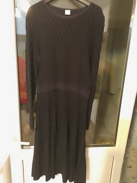 Rochia de la BOSS este realizată dintr-un amestec de bumbac și mătase