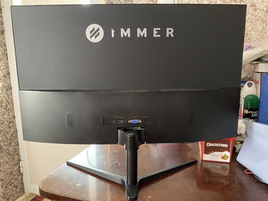 Ekrani sinib qogan monitor Immer 24