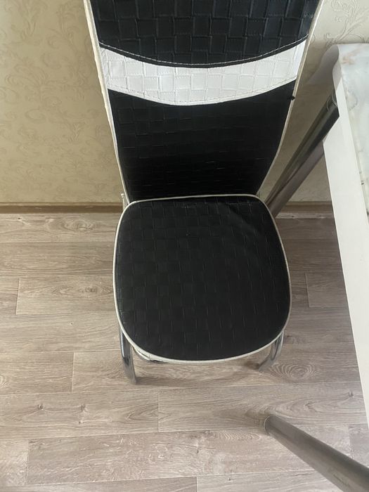 Стол и стулья