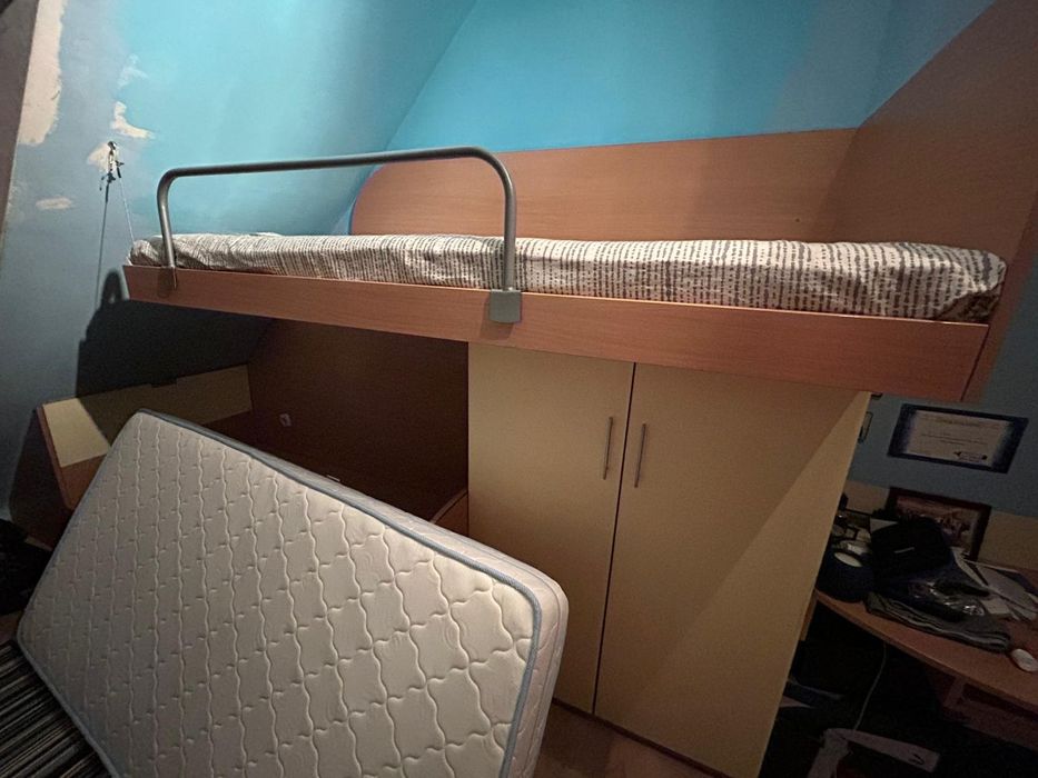 Подарява се комплект две единични легла с гардероб .