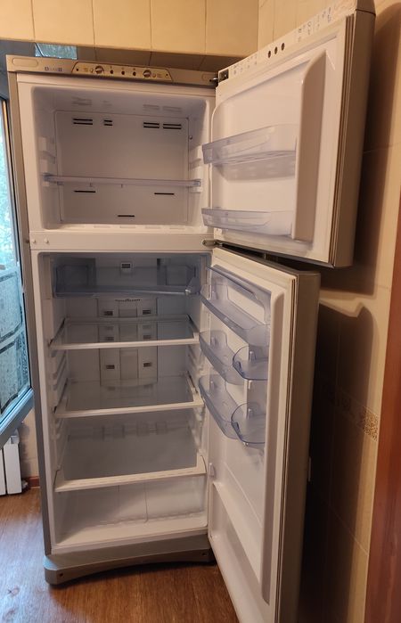 Нерабочий холодильник Indesit