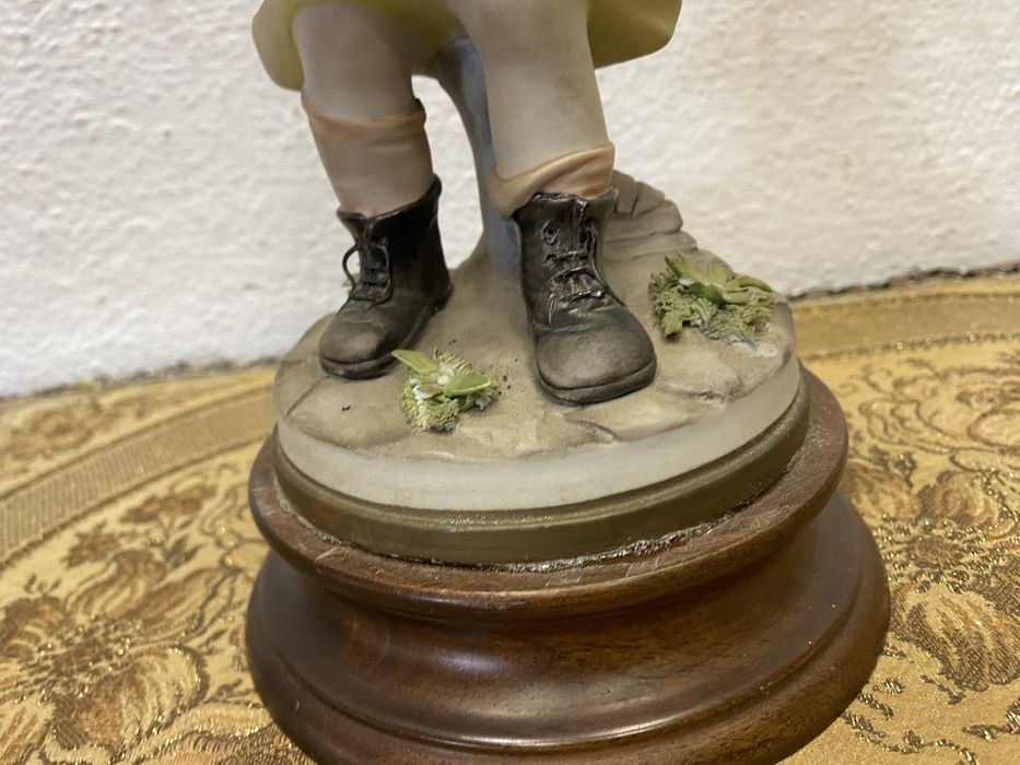 Стара италианска фигура от порцелан .