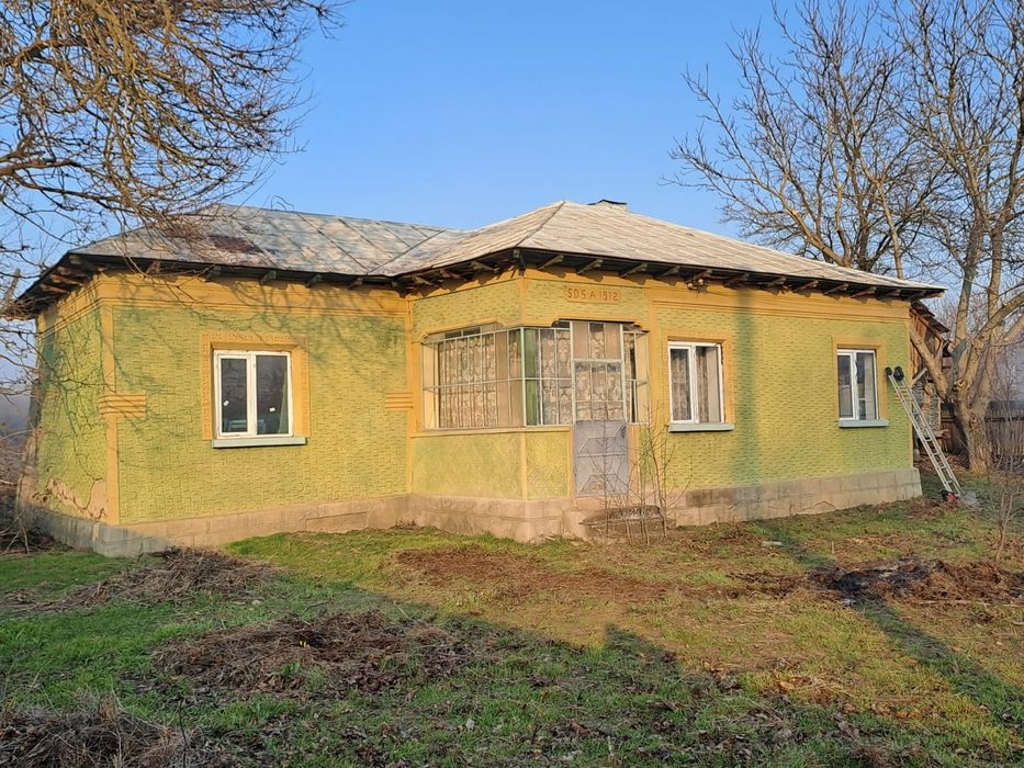 Casa de vanzare la tara