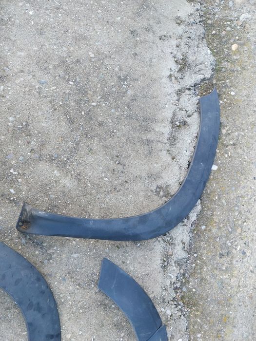 Пластмасови вежди/добавка за калник/Дачия Дъстър от2010г до 2017г.