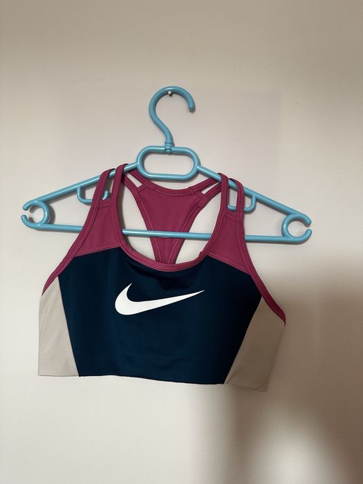 Дамско спортно бюстие Nike
