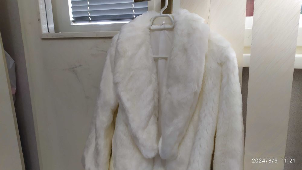 Продавам пухкаво късо палто