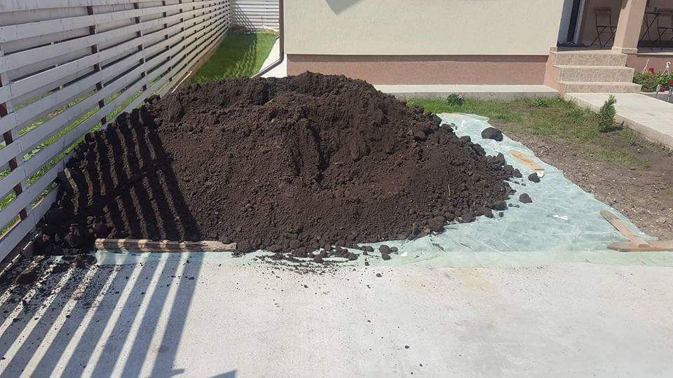 Transport pamant negru vegetal de padure