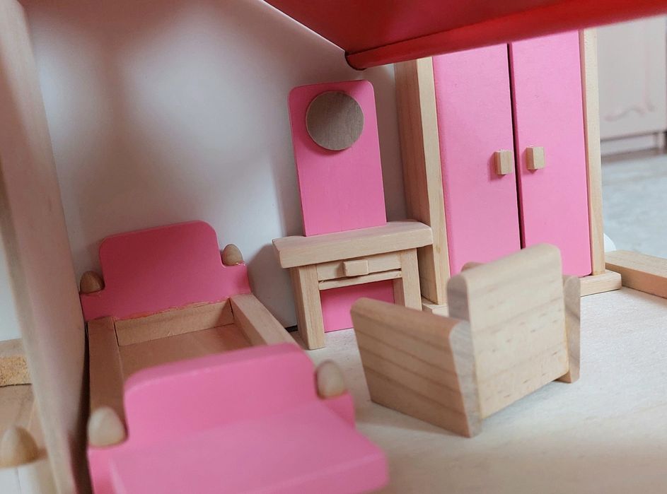 Деревянный домик для кукол