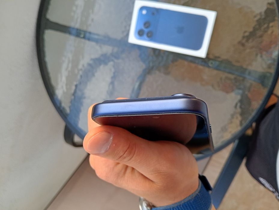 Iphone 17 pro blue