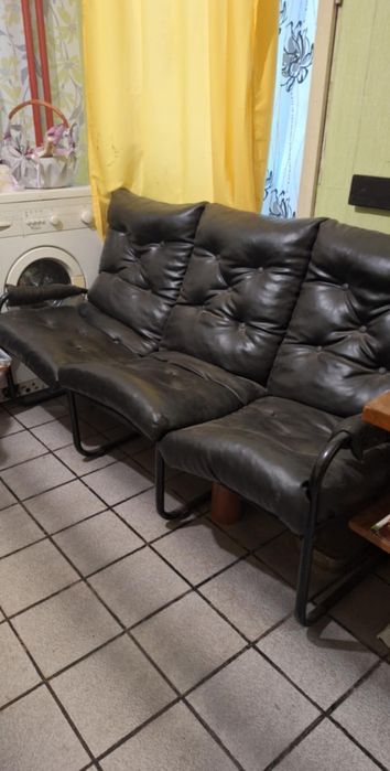 Стилни столове ,стъклена маса може да станат комплект , дивани ,маси .