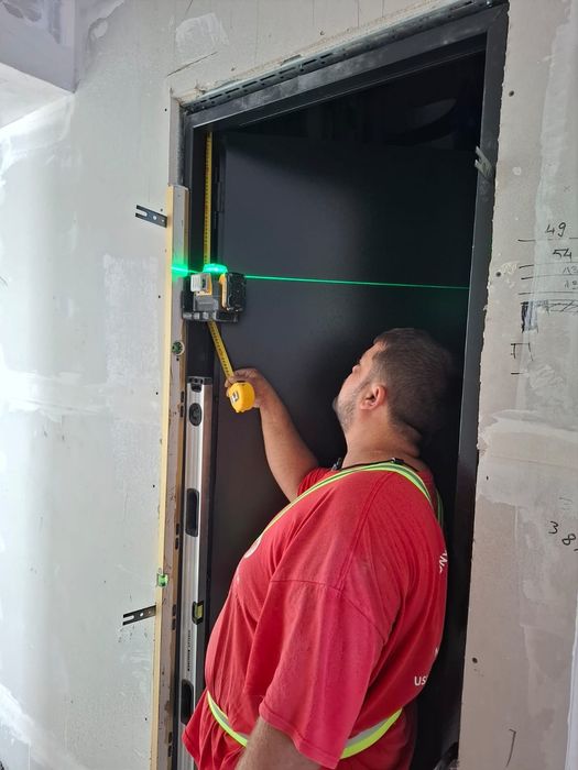 Montaj usi  i /consultanta