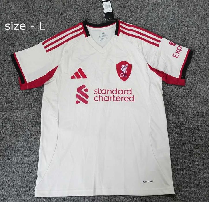 Футболни тениски на отбори.