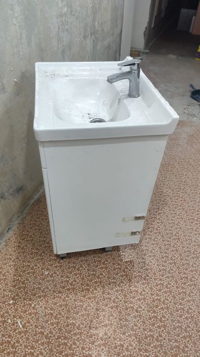 Раковина с тумбой комплект
