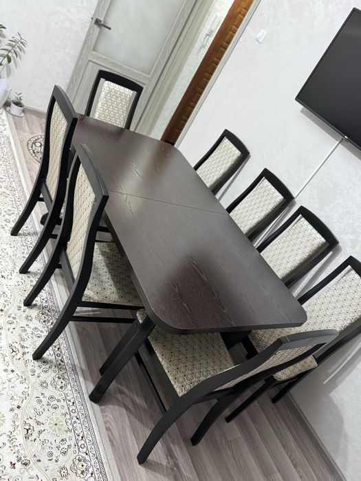 Продам дубовый стол со стульями