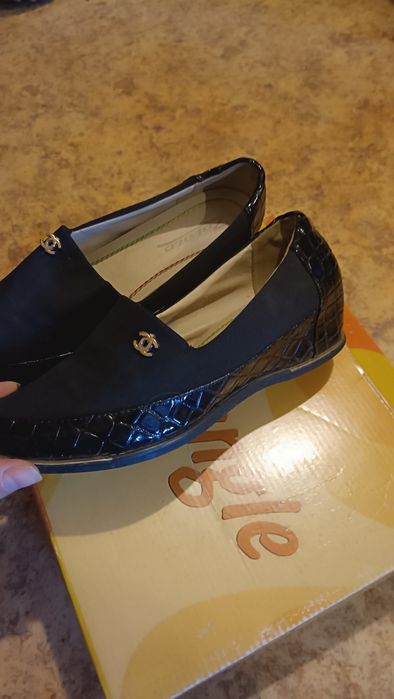 Продам школьные туфли.