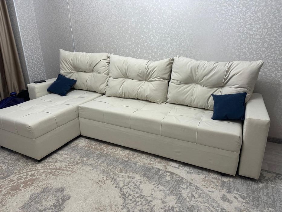 Диван угловой белый