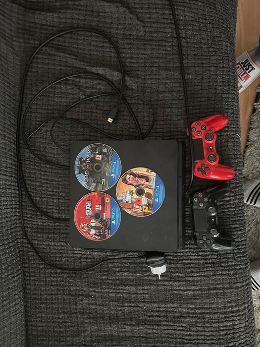 Ps 4 cu 2 manete si 4 jocuri