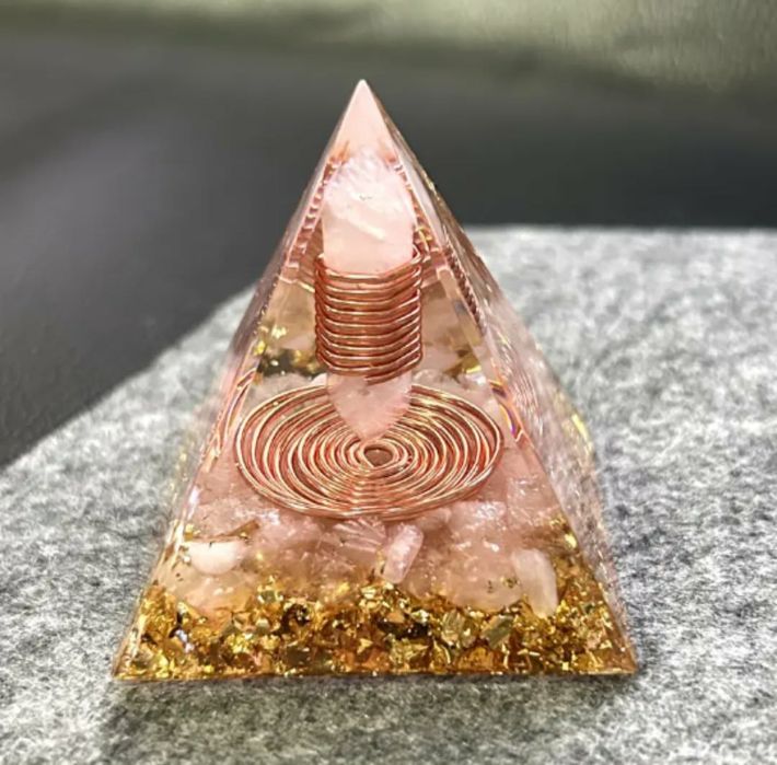 Мед и розор кварц пирамида - декорация и здраве