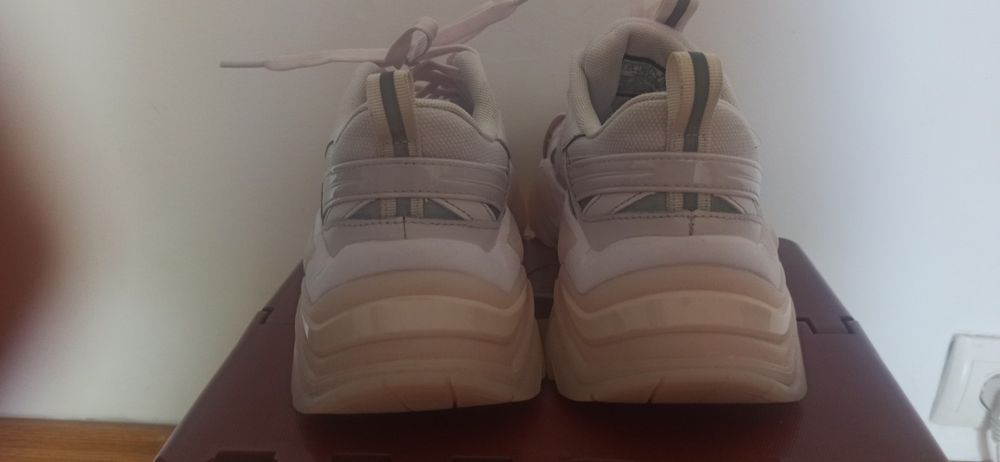 Adidași.     Fila
