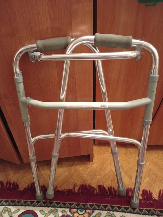 Коляска инвалидная и ходунки для взрослых