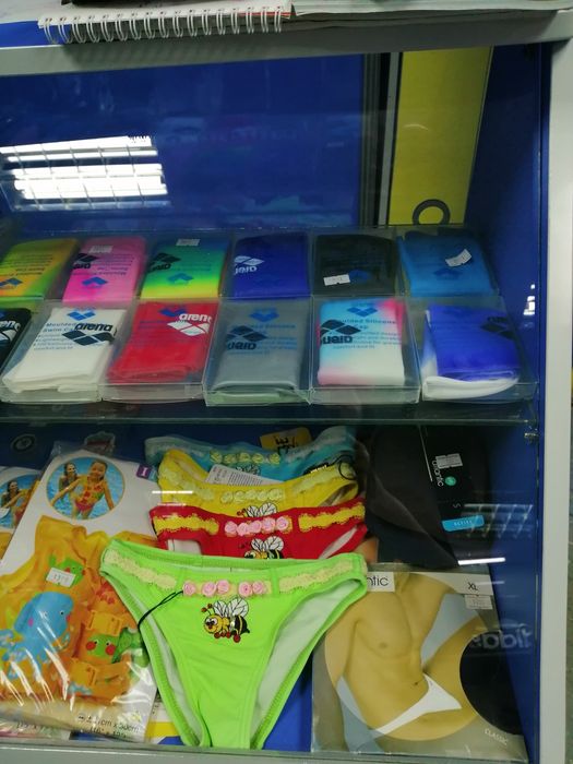 Очки, шапочки плавательные.