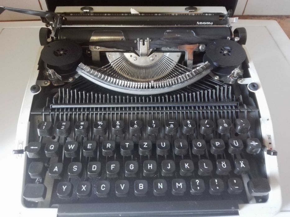 Киномашина Bauer T 10 R и стара японска пишеща машина. .