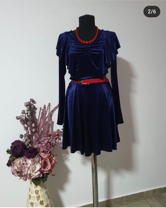 Rochie catifea bleumarin,model clos, mas. M,volănașe în zona bustului