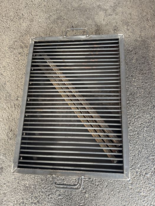 Gratar mare metalic 70x50 cm din tabla striata cu picioare