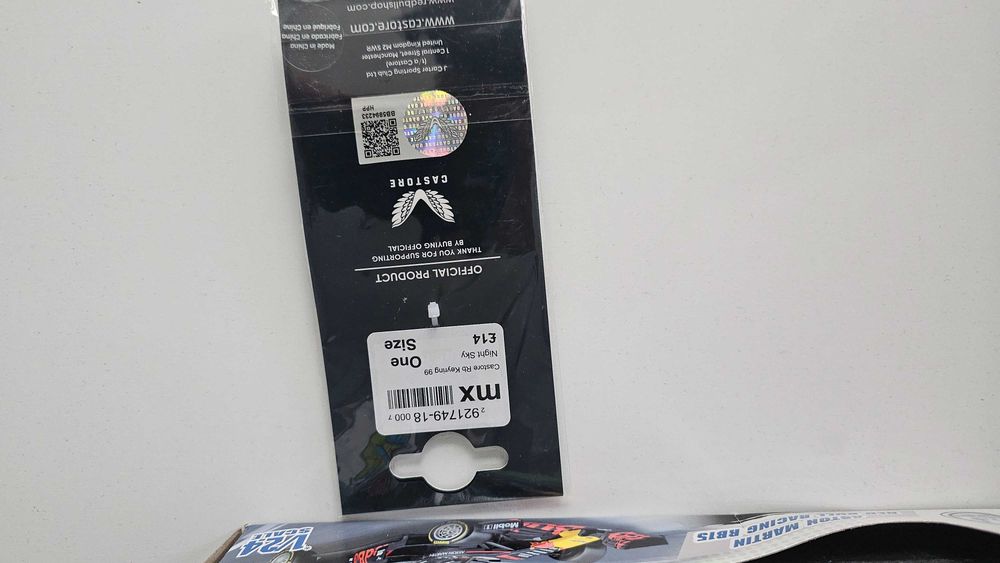 Maistro Aston Martin Red Bull RB15. 1:24 Болид + ключодържател (от UK).