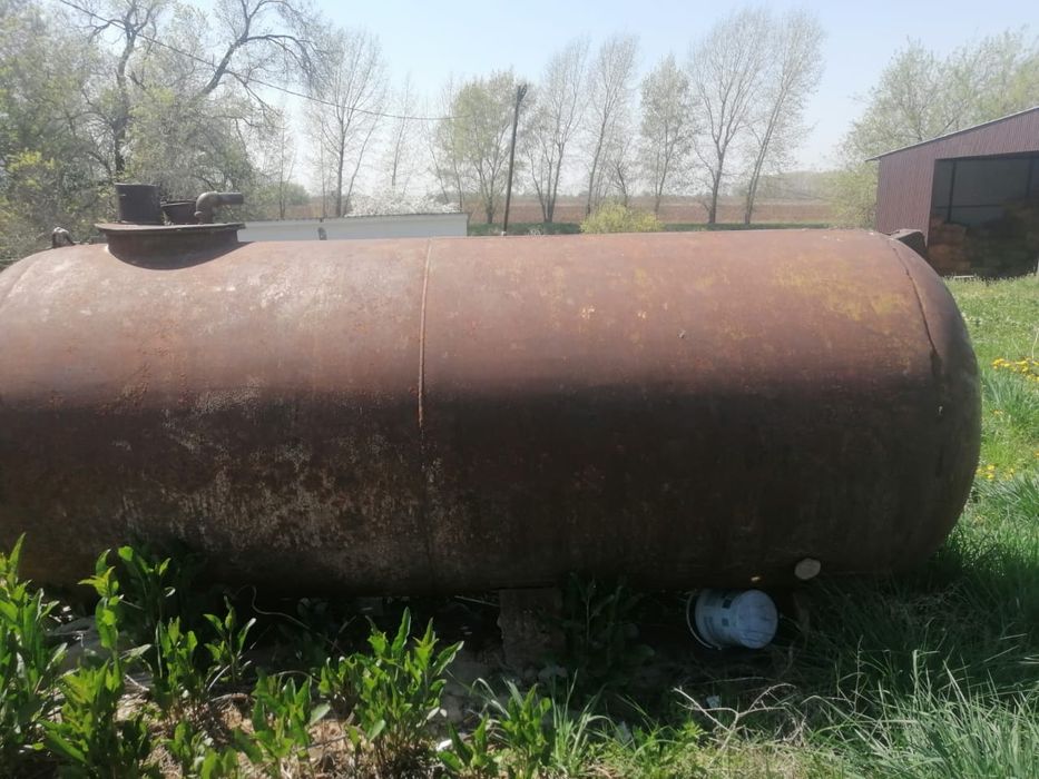 Емкость для питевой воды 3-4 куб б/у