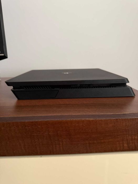 PS4 Slim 1TB + 2 controllere + Spider-Man – 700 lei negociabil