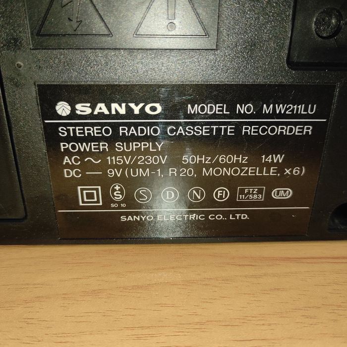 Касетофон SANYO MW211LU