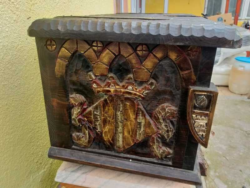Cufar din lemn sculptat vintage