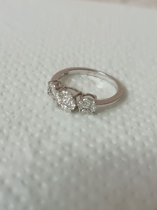 продам золотое кольцо с тремя бриллиантами за 1800$