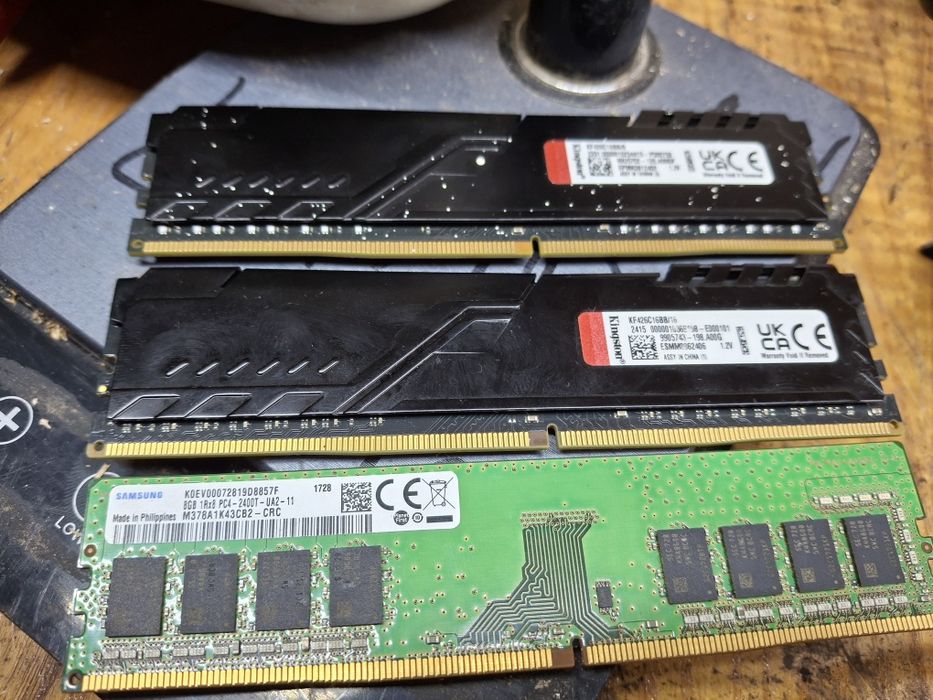 Vând 3 plăcuțe de RAM DDR4 200 LEI