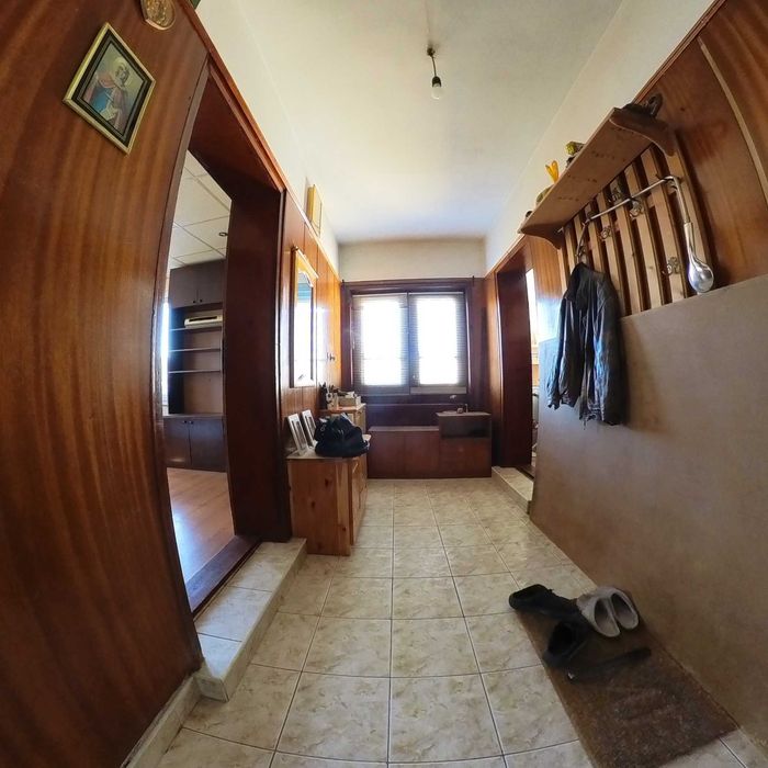 Самостоятелен етаж от къща с двор – гр. Попово, главен булевард