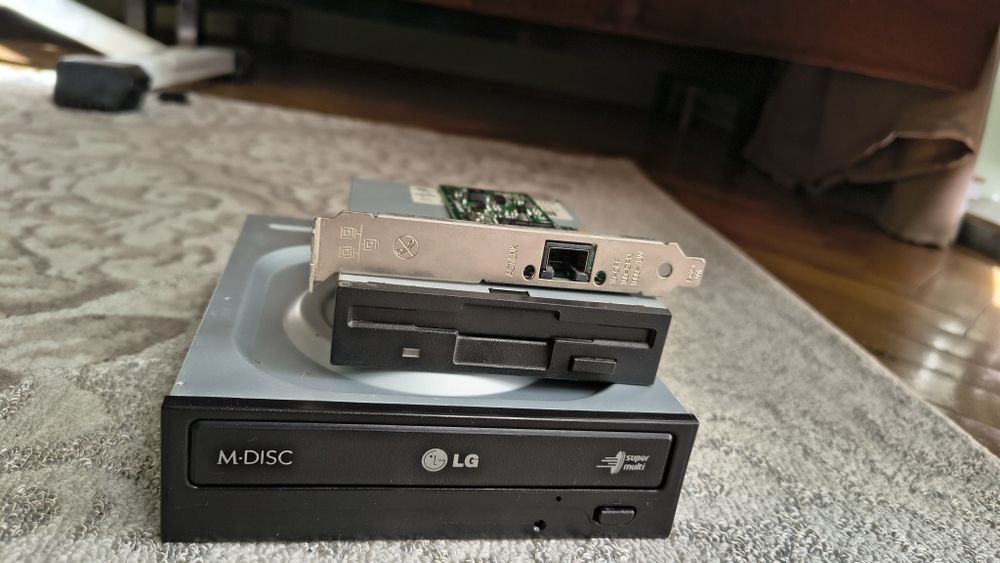 Lot Componente PC Retro – LG M-DISC, Floppy, Placă Rețea