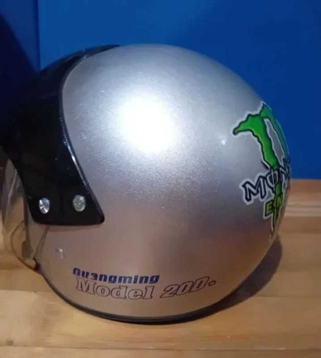 Продавам пистови и кросови каски