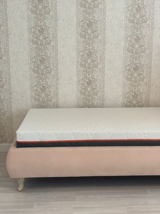 Продам кровать с матрасом односпальный (есть торг)