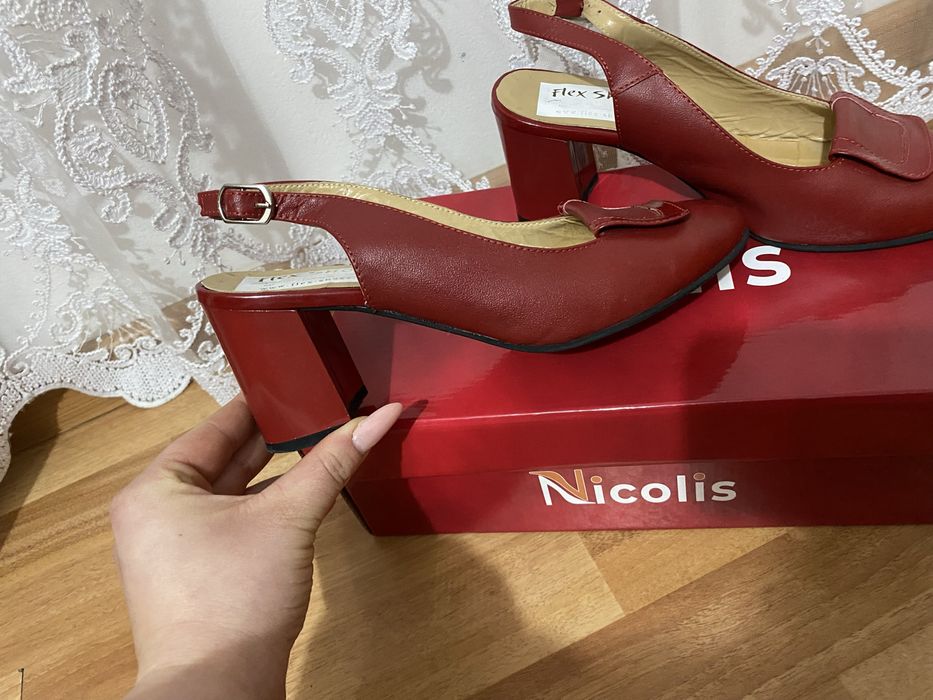 Pantofi roșii de piele