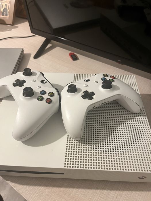 Xbox One S 1TB.