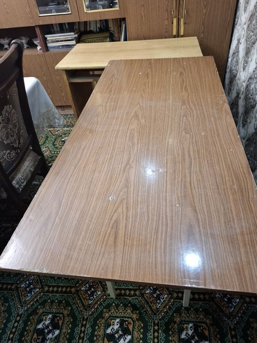 письменные и журнальный столы со стулом