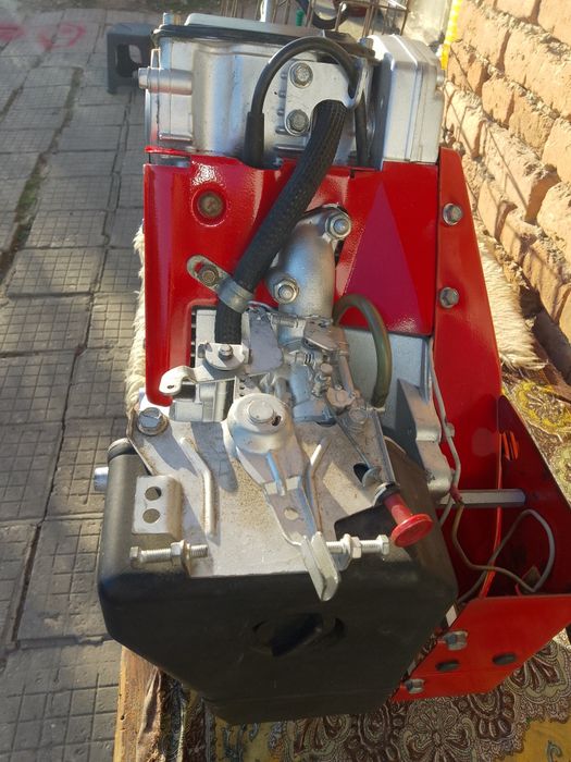 Продавам двигател  четиритактов ламборгини 13 коня в добро състояние