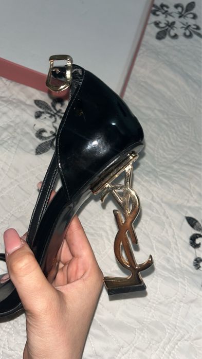 Токчета на Yves Saint Laurent