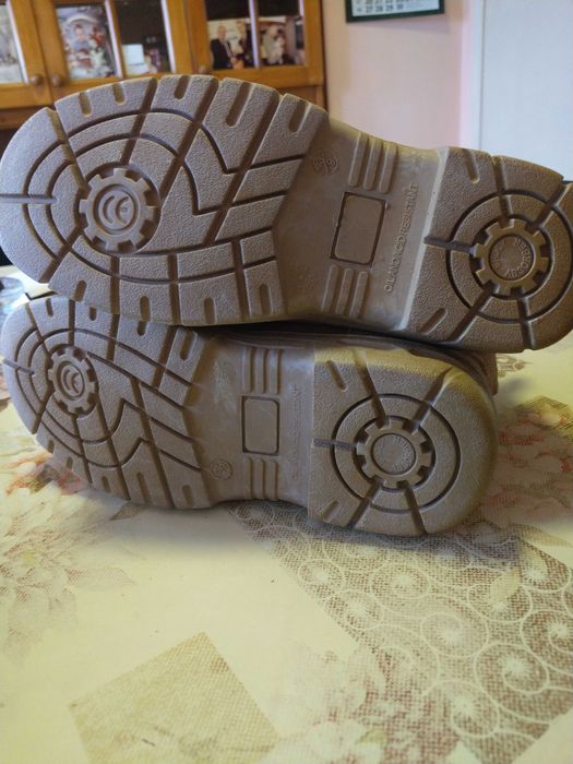 Продавам чисто нови обувки / боти /