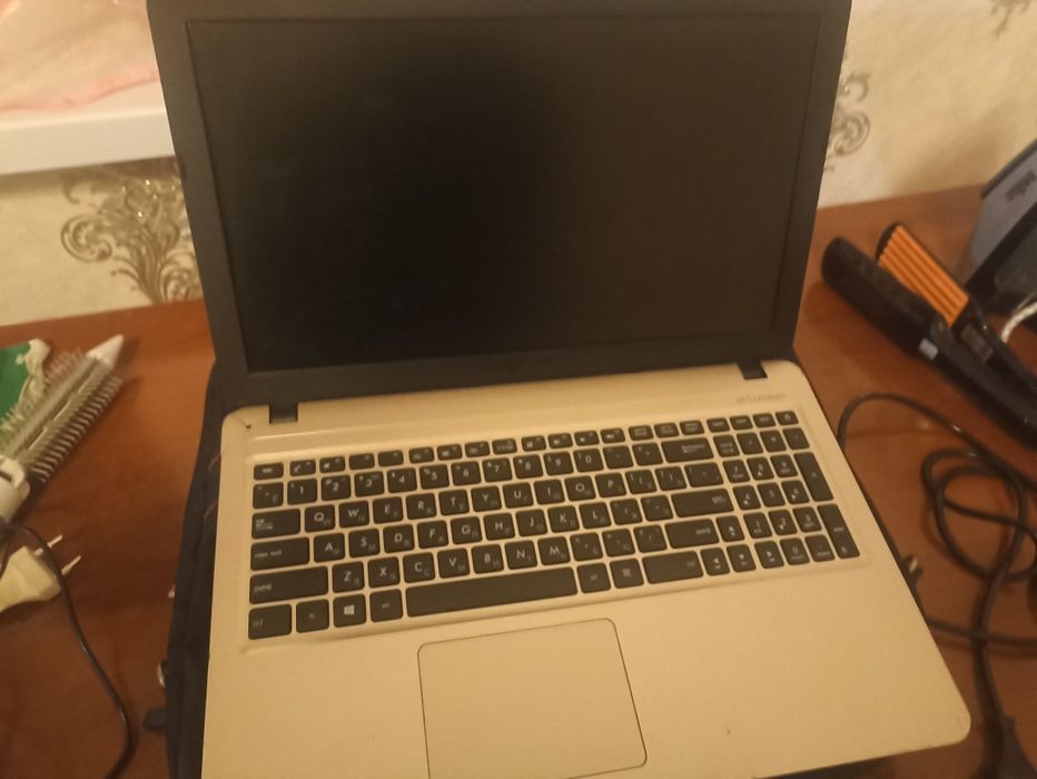 Ноутбук асус істейді