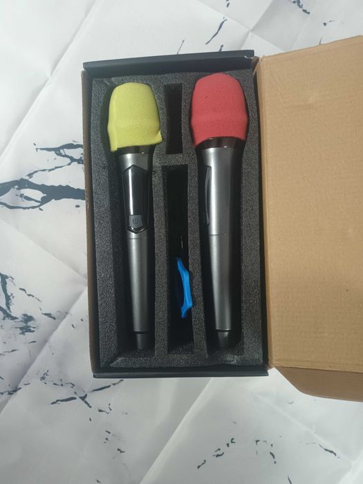 Boxe si doua microfoane