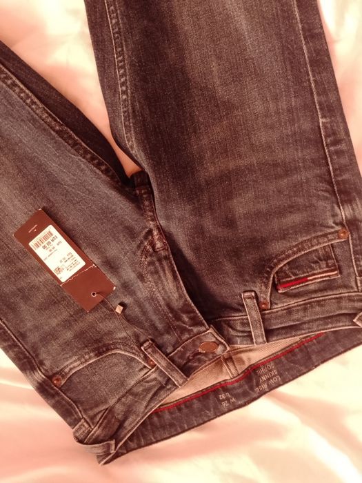 Vând o pereche de jeans Tommy Hilfiger